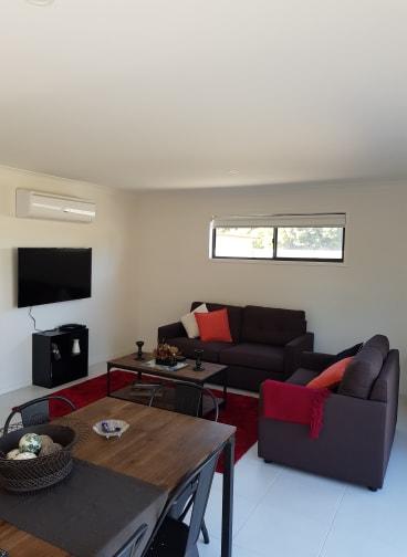 White Caps B - New Styles & Spacious Home - Hobart Tourism 3