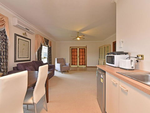 Wine Country Homestead Estate - Hobart Tourism 3