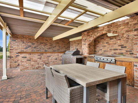 Wine Country Homestead Estate - Hobart Tourism 1