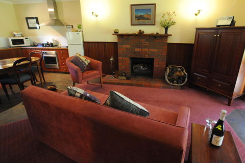 Wintarni Olives Cottage - Hobart Tourism 0