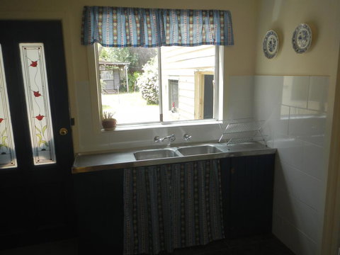 Yarram Cottage: Art And Accommodation - Tourism TAS 2