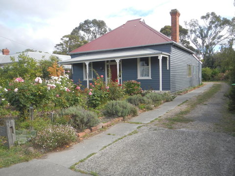 Yarram Cottage: Art And Accommodation - Tourism TAS 1