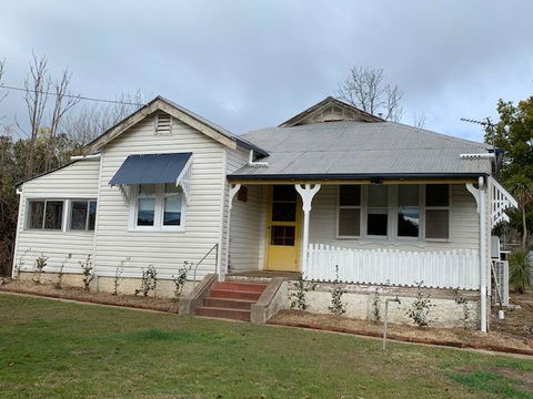 Yellow Door House Adelong - Hobart Tourism 1