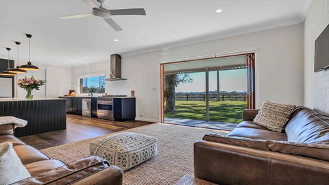 Your Luxury Escape - Paul's Farmhouse At Newrybar - Hobart Tourism 0