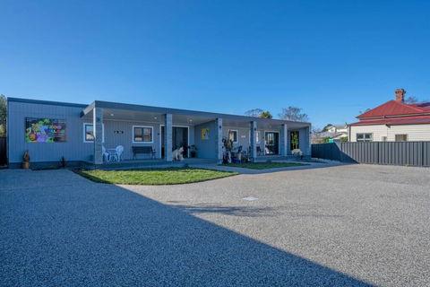 Zoo Villas : Villa Zebra - Central Wynyard - Tourism TAS 2