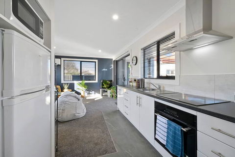 Zoo Villas: Villa Giraffe - Central Wynyard - Tourism TAS 1