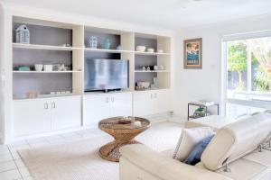 Relax At Bokarina Beach House Walk To Beach Relax By The Pool - Tourism TAS 6