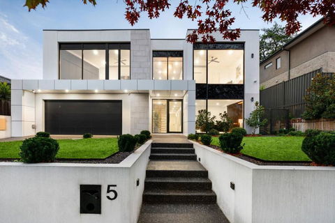 5 Ensuite Luxury Holiday House Balwyn North - Hobart Tourism 0