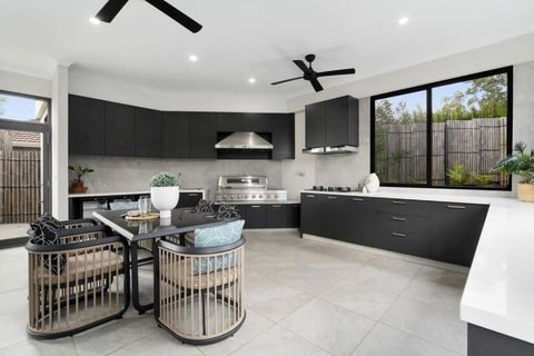 5 Ensuite Luxury Holiday House Balwyn North - Hobart Tourism 4
