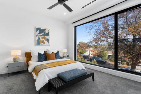5 Ensuite Luxury Holiday House Balwyn North - Hobart Tourism 2
