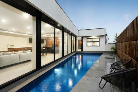5 Ensuite Luxury Holiday House Balwyn North - Hobart Tourism 1