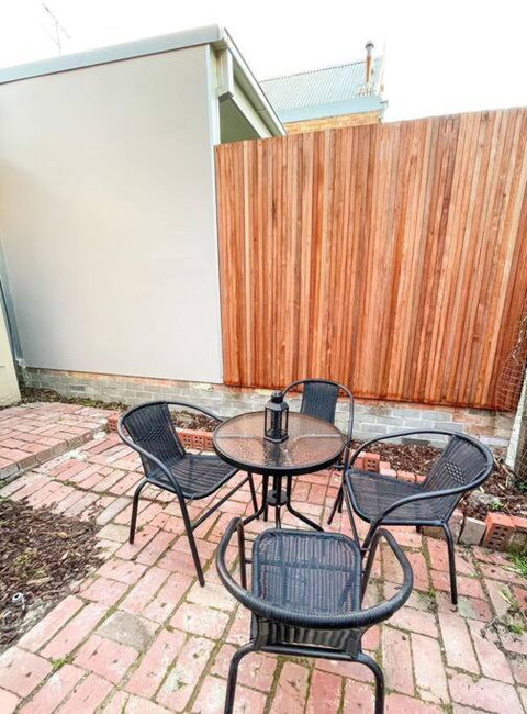 A Beautiful Terrace House With Parking & Courtyard - Tourism TAS 3