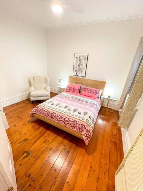 A Beautiful Terrace House With Parking & Courtyard - Tourism TAS 4