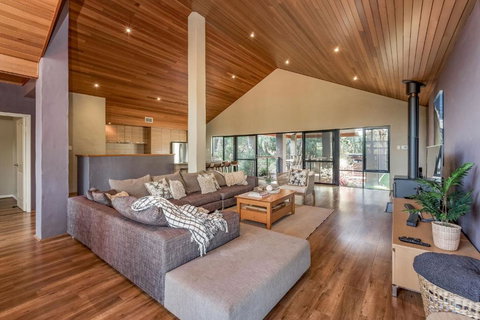 A Bush Utopia - Tourism TAS 3