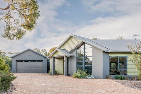 A Bush Utopia - Tourism TAS 0