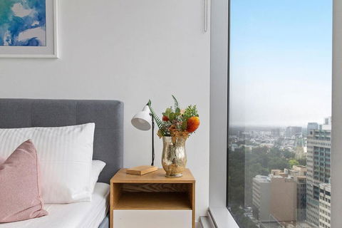 A Chic & Lovely 2BR Apt CBD With City Views - Tourism TAS 1