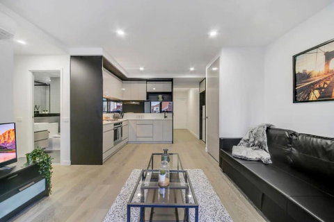 A Comfy 2BR Apt 5-Min Walk To Melbourne Central - Tourism TAS 0