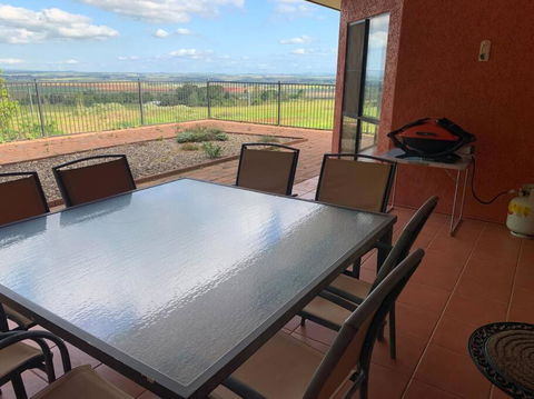 A Picturesque 3 Bedroom House With Splendid Views - Hobart Tourism 1