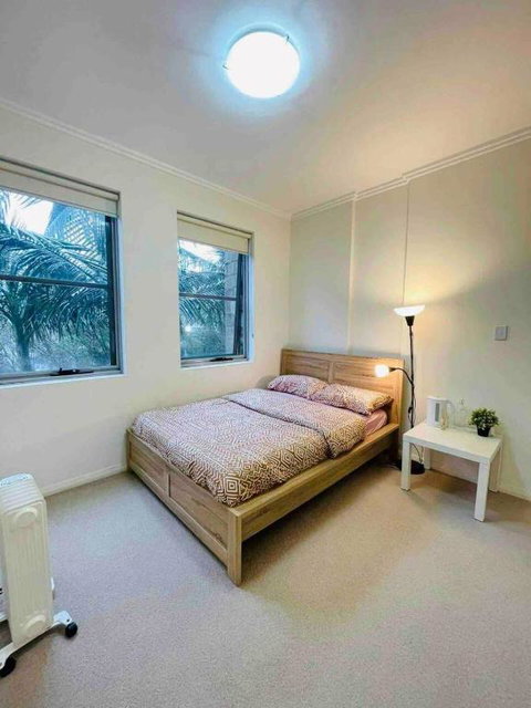 A Private Room - 1 Train Stop To Chatswood CBD - Tourism TAS 1