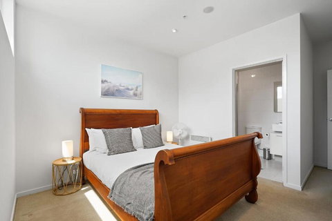 A River-side 2bdm Footscray Oasis + Parking - Tourism TAS 3
