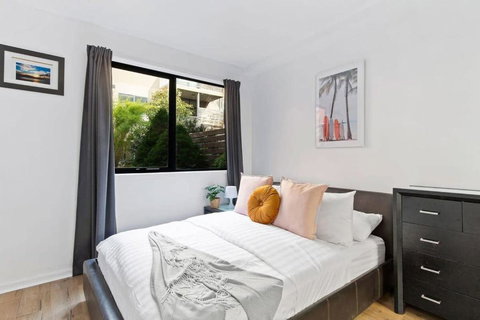 A Spacious 2BR Apt With A Courtyard & FREE Parking - Tourism TAS 1