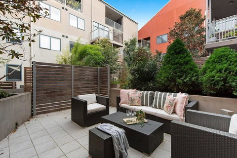 A Spacious 2BR Apt With A Courtyard & FREE Parking - Tourism TAS 2