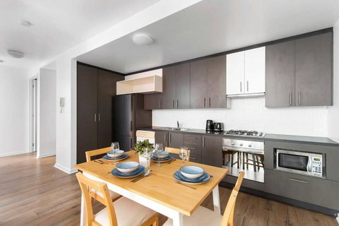 A Spacious 2BR Apt With A Courtyard & FREE Parking - Tourism TAS 3