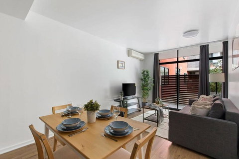 A Spacious 2BR Apt With A Courtyard & FREE Parking - Tourism TAS 4