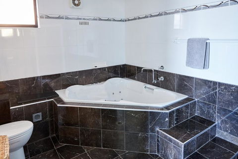 A Stones Throw At Mollymook Beach - Hobart Tourism 1