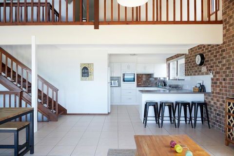 A Stones Throw At Mollymook Beach - Hobart Tourism 2