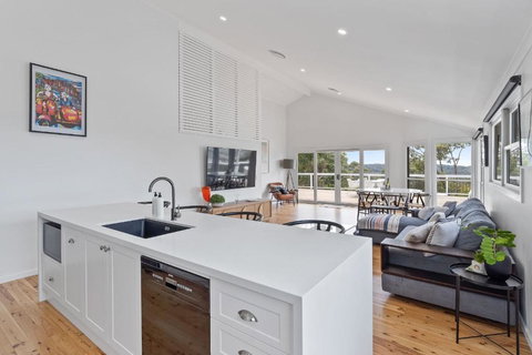 Aarini Cottage - The Ultimate Beachside Escape! - Tourism TAS 4