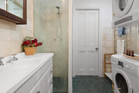 Absolute Beachfront 2BR Pet-Friendly Terrace - The Coachhouse - Hobart Tourism 2