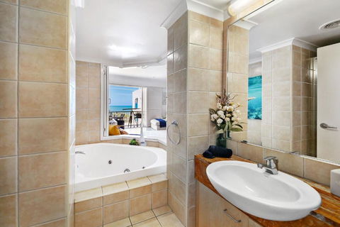 Absolute Beachfront Rolling Surf Resort - Tourism TAS 3