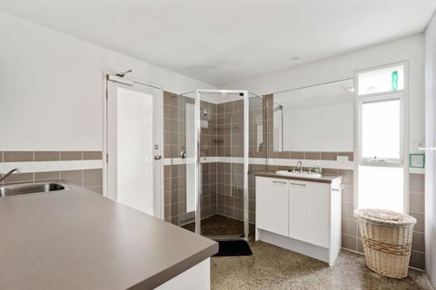 Absolute Luxury Beachfront - Middleton - BYO Linen - Hobart Tourism 4