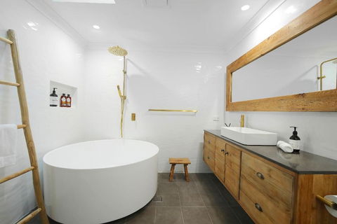 Acreage Estate -Ponies -Tennis Court -Spa - Hobart Tourism 4