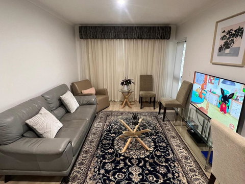 ADELAIDE CBD APARTMENT - 3BR, 2BATH & CARPARK - Tourism TAS 1