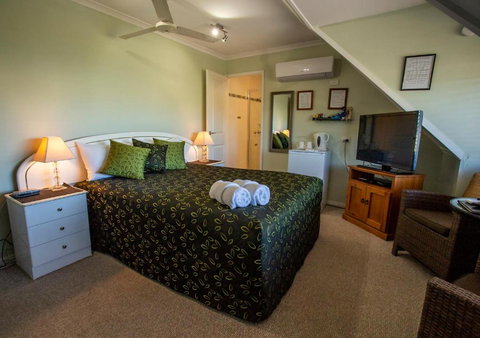 Ainslie Manor Bed And Breakfast - Tourism TAS 3