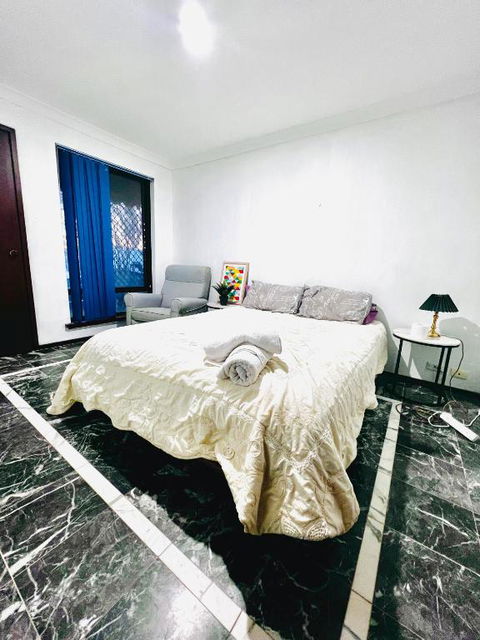 Affordable Beautiful Queen Bedroom Near City Swan River Fremantle University - Tourism TAS 0