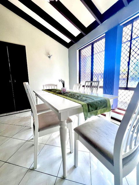 Affordable Beautiful Queen Bedroom Near City Swan River Fremantle University - Tourism TAS 4