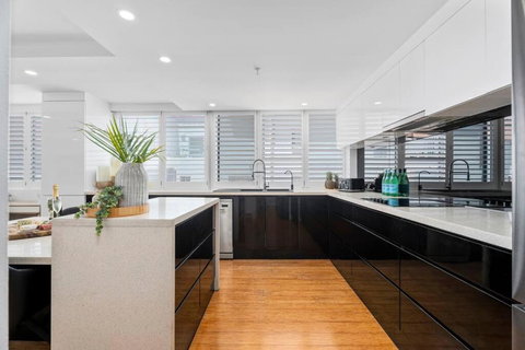 Absolute Beachfront Apartment 3B Pool Spa - Tourism TAS 4