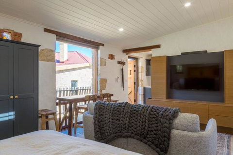 A Romantic Uraidla Studio - Tourism TAS 1