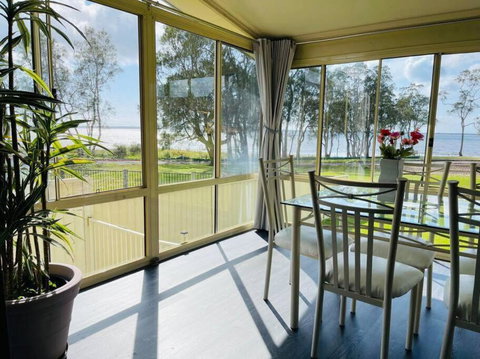 Aircabin - Tuggerawong - Lake Front - 3 Beds House - Tourism TAS 4