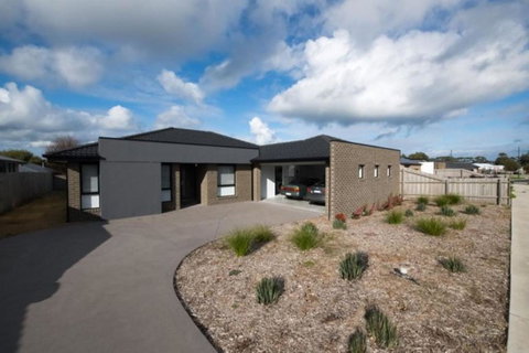 Albatross Retreat - Hobart Tourism 0