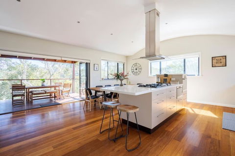 Alleura House Serene Bushland 4BR Families Groups - Hobart Tourism 0