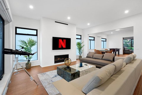 Amazing Backyard - MAX Entertain Beachside Retreat - Hobart Tourism 1