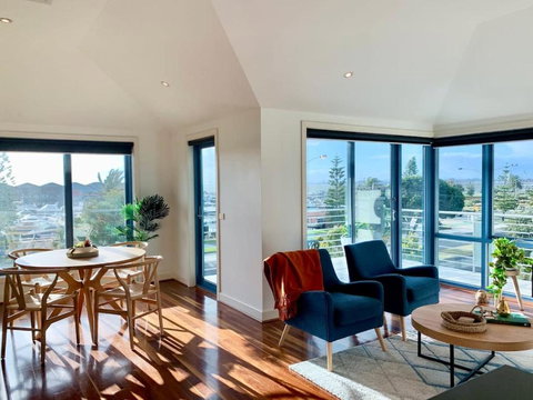 Amazing Beachfront & City Views 2 Bed 2 Bathroom - Tourism TAS 2