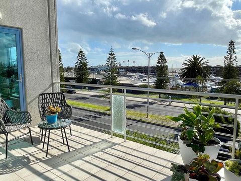 Amazing Beachfront & City Views 2 Bed 2 Bathroom - Tourism TAS 3