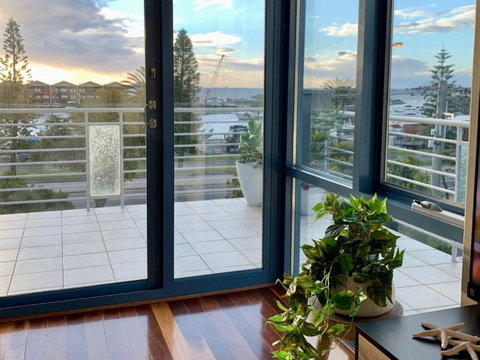 Amazing Beachfront & City Views 2 Bed 2 Bathroom - Tourism TAS 4