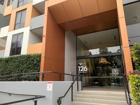 Amazing 1 Bedroom Apt With Large Living & Extra Sleeping Space -up To 5 Ppl Plus Gym Jacuzzi Spa Pool Sauna And Garden With BBQ - Tourism TAS 3