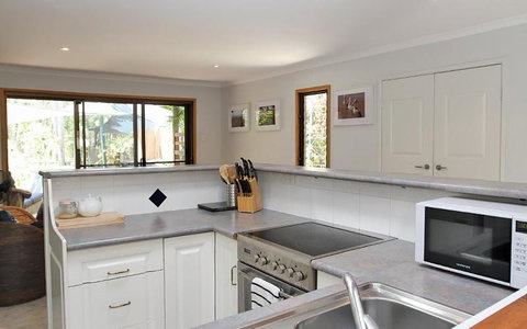 AMITY BEACH BUNGALOW - Tourism TAS 3